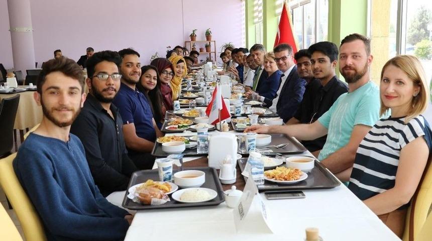 Rekt&ouml;r Polat, Uluslararası &Ouml;ğrencilerle G&ouml;r&uuml;şt&uuml;