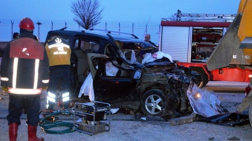 Başkent&rsquo;te Feci Kaza: 4 &Ouml;l&uuml;, 1 Yaralı