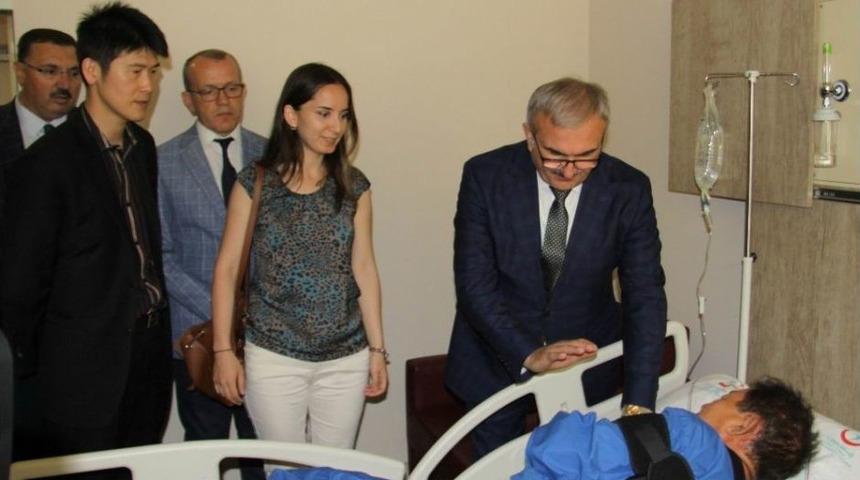 Vali Karaloğlu&rsquo;ndan Yaralı G&uuml;ney Koreli Turistlere Ziyaret