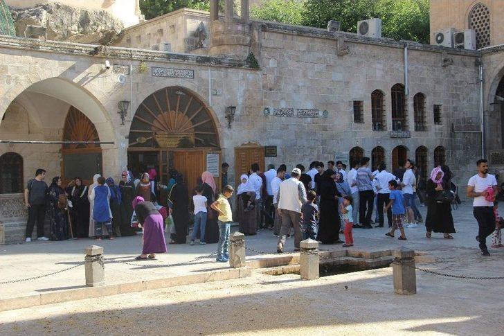 Yks Sınavına Girecek Öğrenciler Balıklıgöl’de Namaz Kılıp Dua Etti G4