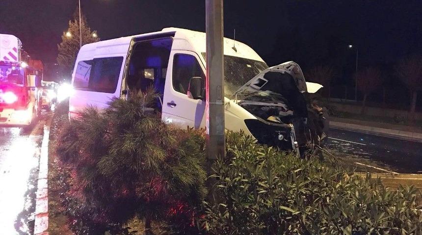 Minib&uuml;s Ref&uuml;je &Ccedil;arptı: 1 Yaralı