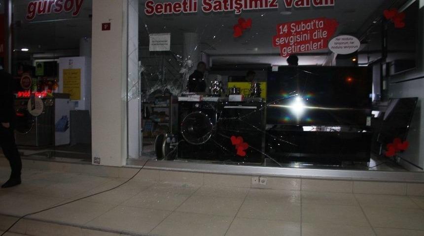 Bah&ccedil;elievler&rsquo;de Beyaz Eşya Mağazası Soygunu