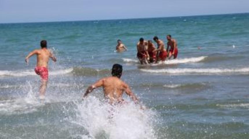 Serinlemek İ&ccedil;in Denize Giren 2 Gen&ccedil; Boğulma Tehlikesi Ge&ccedil;irdi