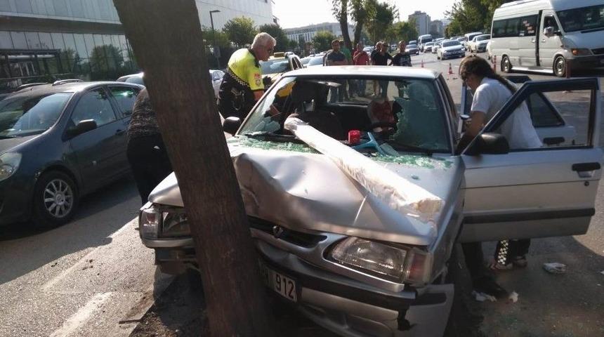 Samsun&rsquo;da Otomobil Ağaca &Ccedil;arptı: 2 Yaralı