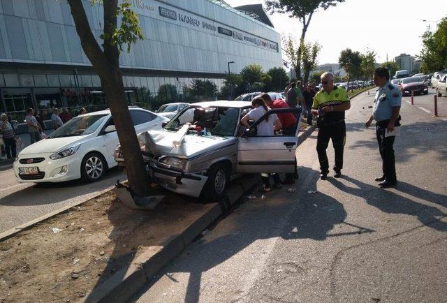 Samsun’da Otomobil Ağaca Çarptı: 2 Yaralı