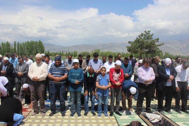 Erzincan’da Cuma Namazı Öncesi Yağmur Duası Yapıldı