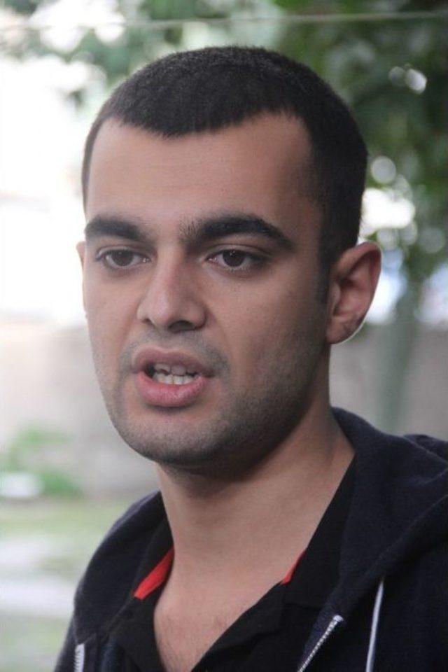 Dolmuşta İşitme Engelli Genci D&ouml;ven &Uuml;niversite &Ouml;ğrencileri Herkesten &Ouml;z&uuml;r Diledi 1