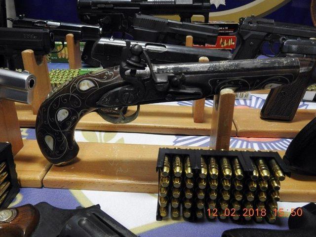 &rsquo;ka&ccedil;ak Silah&rsquo; Operasyonunda 5 Kişi Tutuklandı 1