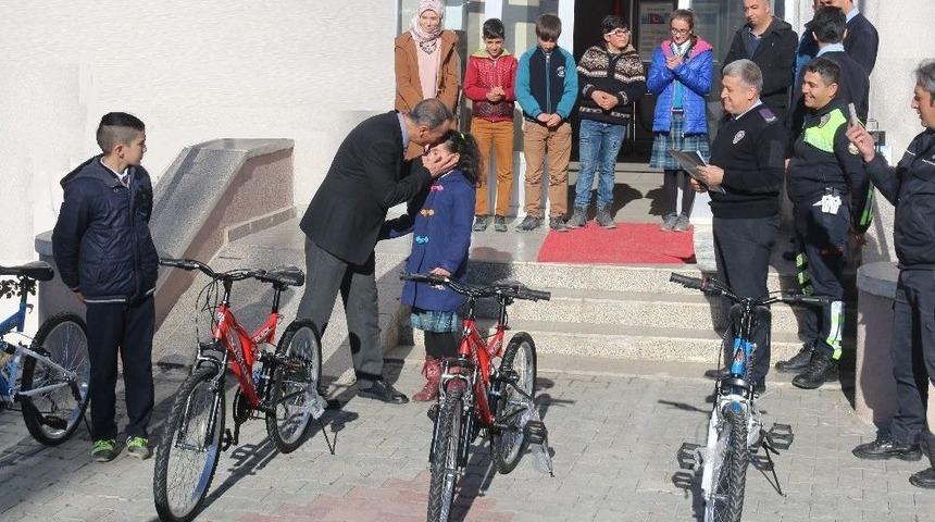 Emniyetten &Ccedil;ocuklara Hediye