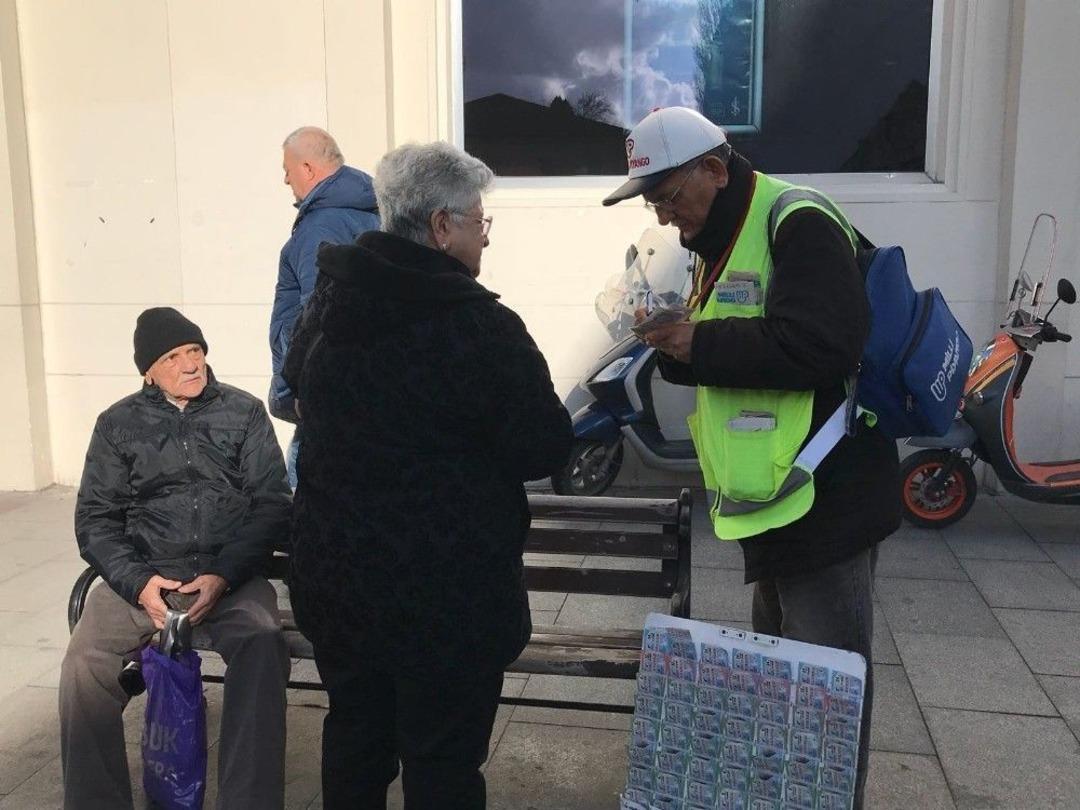 Seyyar Milli Piyangocu 1 G&uuml;nl&uuml;k Kazancını Mehmet&ccedil;iğe Bağışlayacak