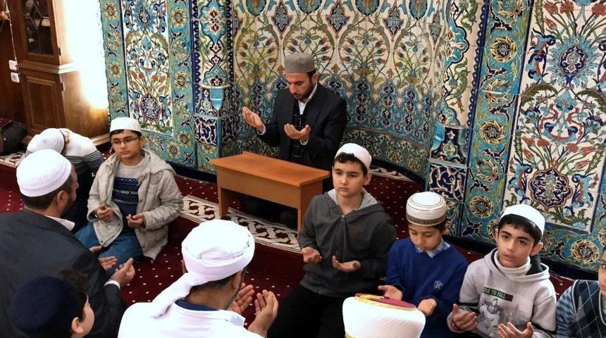 Hafız &Ouml;ğrenciler Şehitler İ&ccedil;in Hatim İndirdi