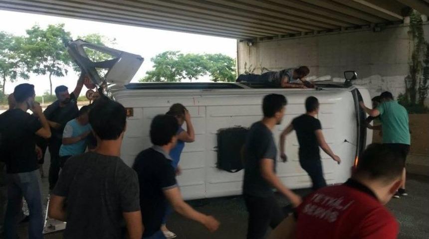 Otomobilin &Ccedil;arptığı Servis Aracı Takla Attı: 8 Yaralı