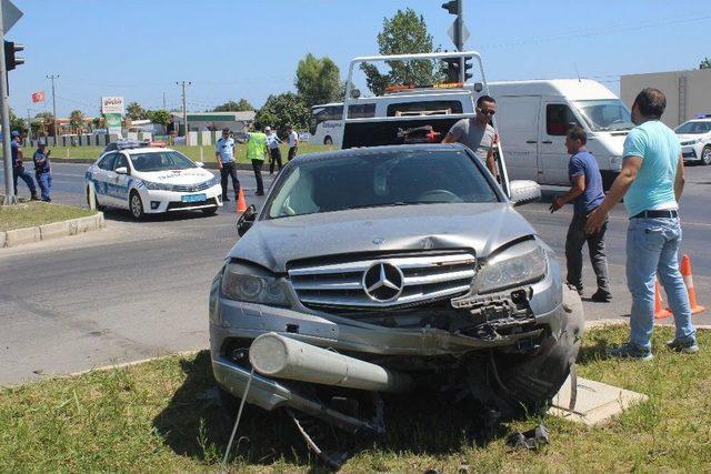 Antalya’da Hasta Taşıyan Ambulans Otomobille Çarpıştı: 2 Yaralı