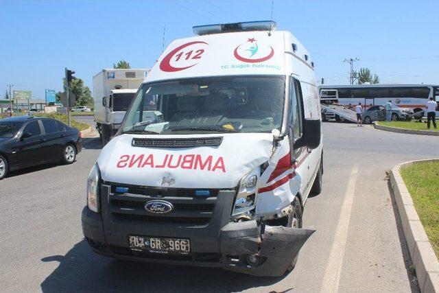 Antalya’da Hasta Taşıyan Ambulans Otomobille Çarpıştı: 2 Yaralı