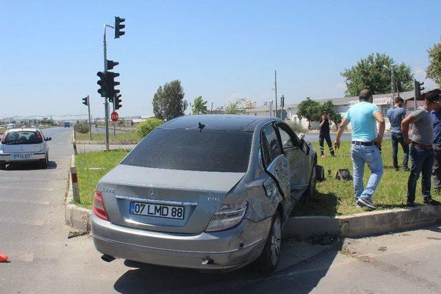 Antalya’da Hasta Taşıyan Ambulans Otomobille Çarpıştı: 2 Yaralı