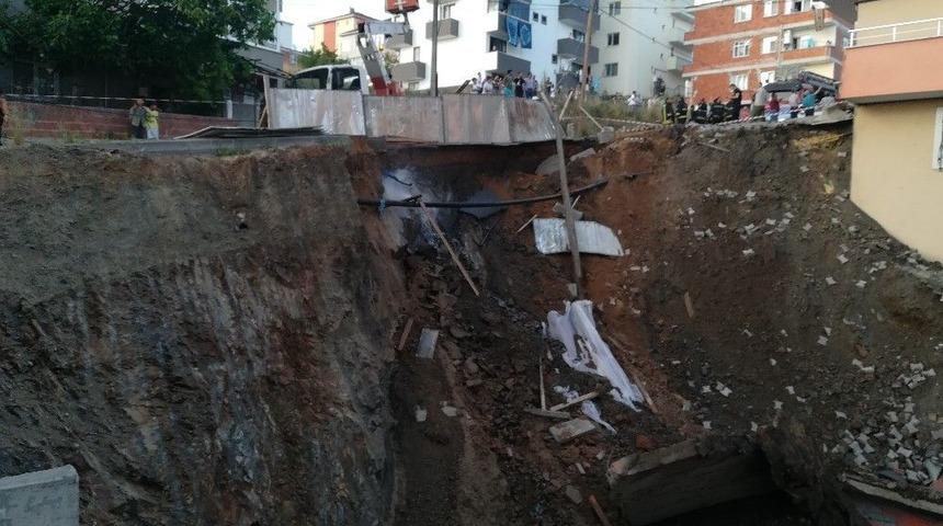 Kocaeli&rsquo;de İstinat Duvarı Yıkıldı, Vatandaşlar Korkudan Evlerinden &Ccedil;ıkamadı