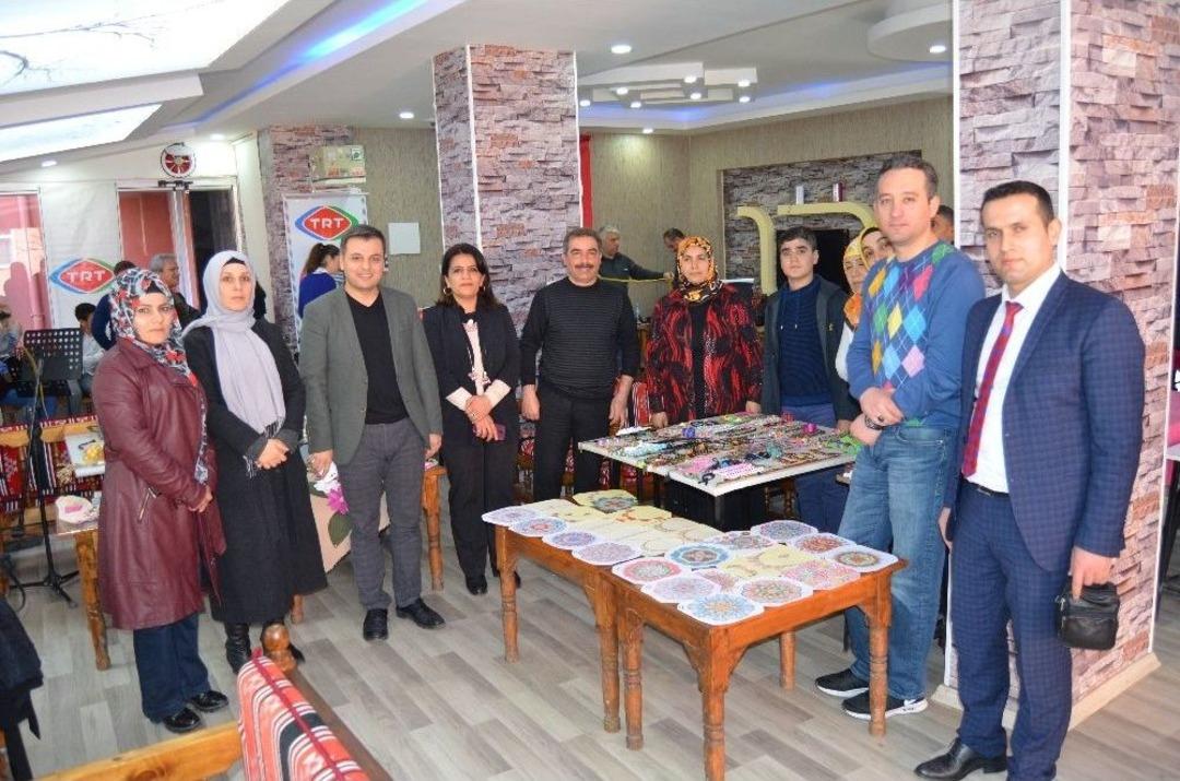 Engel Tanımayanlar Yaptıkları Takılarla Ailelerine Destek Oluyor