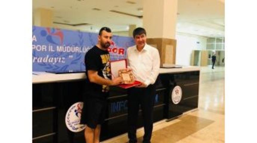 Muaythai Federasyonu&rsquo;ndan T&uuml;rel&rsquo;e Plaket