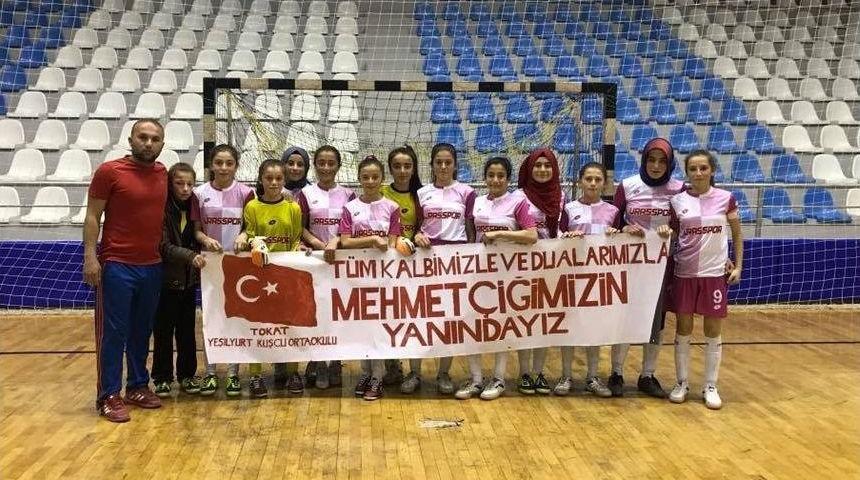 K&uuml;&ccedil;&uuml;k Kız Takımından Mehmet&ccedil;iğe Destek