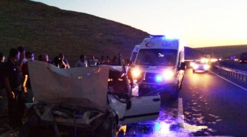 Şanlıurfa&rsquo;da Otomobil İle Kamyon &Ccedil;arpıştı: 6 Yaralı