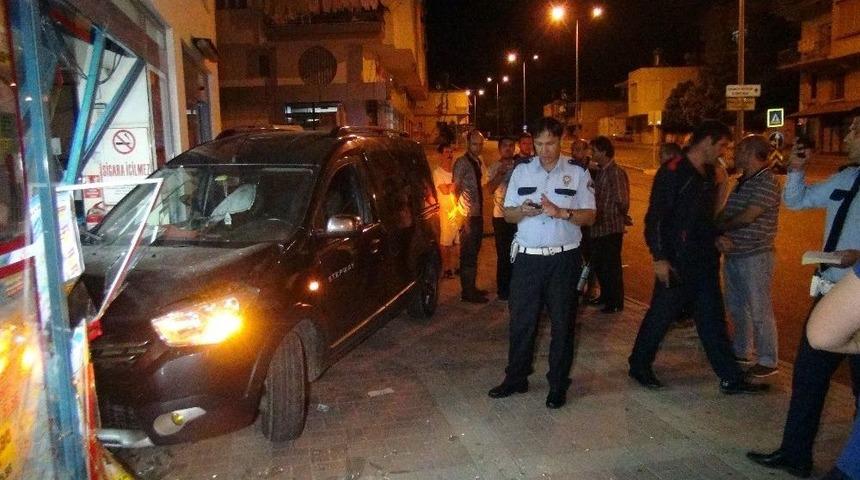 Manavgat&rsquo;ta Alkoll&uuml; S&uuml;r&uuml;c&uuml; Otomobiliyle Markete Girdi