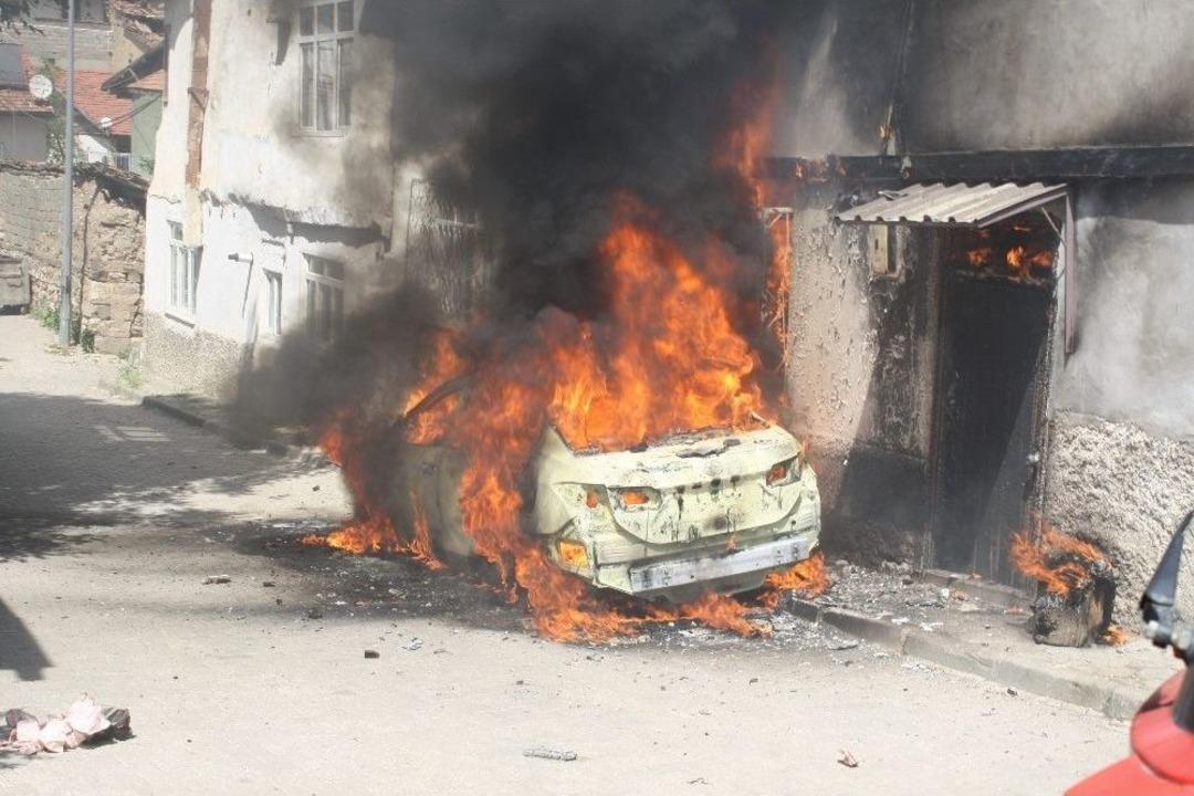 Otomobilde Başlayan Yangında İki Ev Alevlere Teslim Oldu