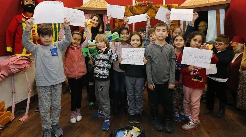 Neşeli Kuklalar &Ccedil;ocuklarla Buluşuyor