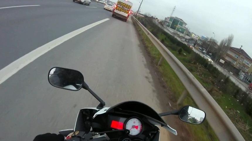 (&ouml;zel) Servis Şof&ouml;r&uuml;nden Motosikletliye Otobanda Tekme Tokat Dayak Kamerada