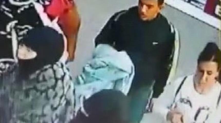 Bebek Arabasından &Ccedil;anta &Ccedil;alan Hırsızlar G&uuml;venlik Kamerasına Yakalandı