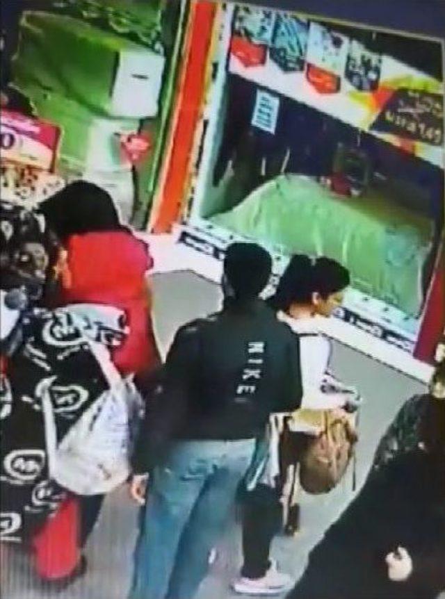 Bebek Arabasından Çanta Çalan Hırsızlar Güvenlik Kamerasına Yakalandı