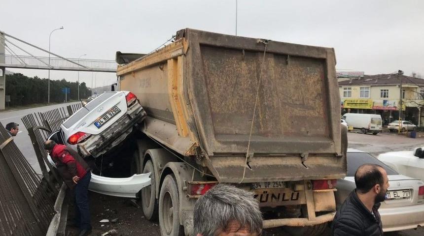 Şile Yolu&rsquo;nda Hafriyat Kamyonu İki Aracı Ezdi: 1 Yaralı
