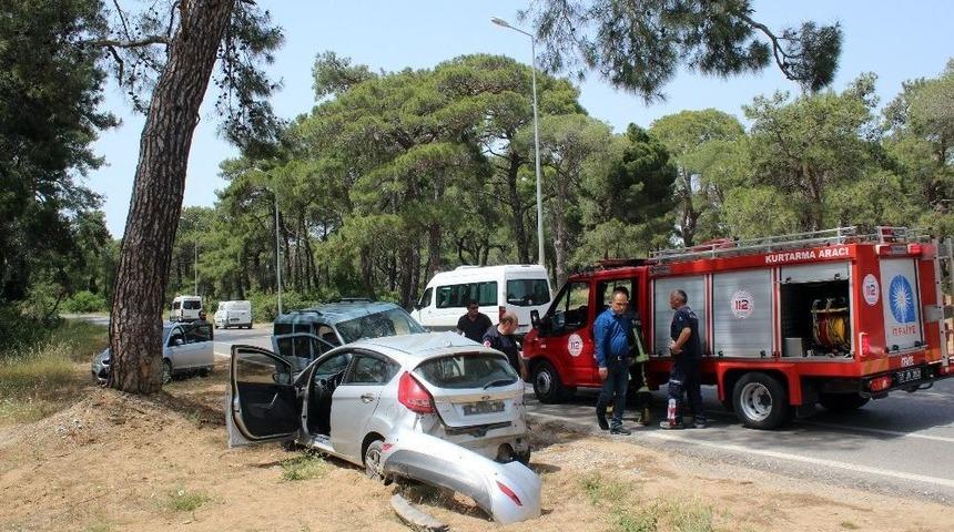 Kontrol&uuml; Kaybeden S&uuml;r&uuml;c&uuml; Karşı Şeritten Gelen Araca &Ccedil;arptı: 2 Yaralı
