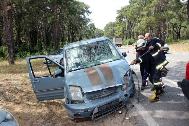 Kontrolü Kaybeden Sürücü Karşı Şeritten Gelen Araca Çarptı: 2 Yaralı