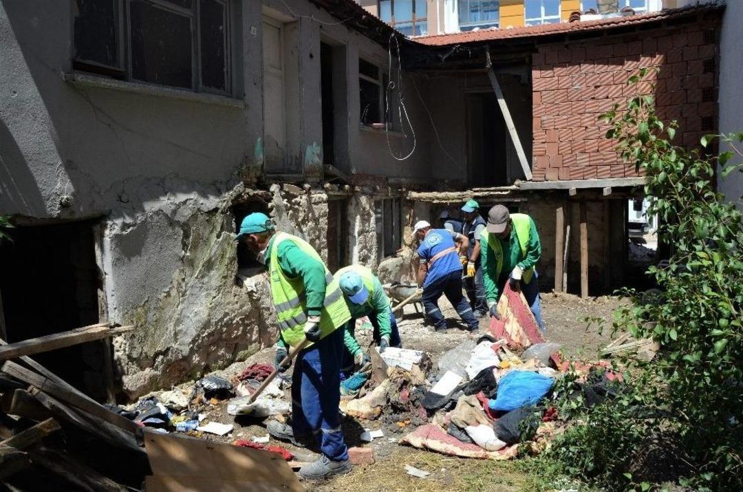 O Ailenin Harabeye D&ouml;nen Evi Onarılıyor