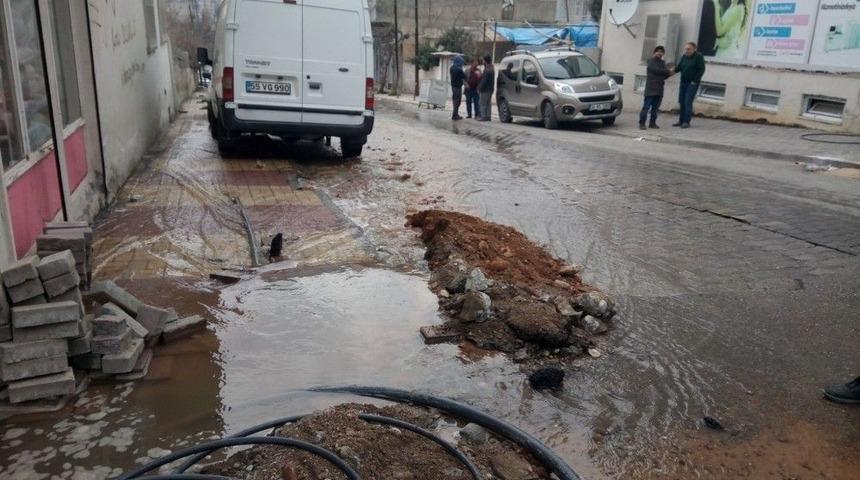 Akedaş &Ccedil;alışma Yaparken Su Borusu Patladı