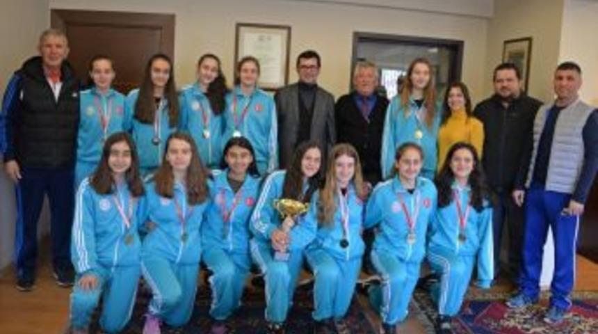 Şampiyon Kızlardan Başkan G&ouml;nen&ccedil;&rsquo;e Teşekk&uuml;r Ziyareti