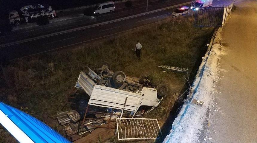 Kamyonet Şarampole Yuvarlandı, Yaralanan S&uuml;r&uuml;c&uuml; Ka&ccedil;tı