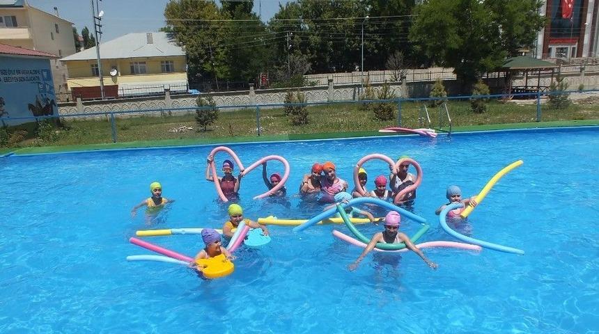Malazgirt Belediyesinden Çocuklar İçin Yüzme Havuzu