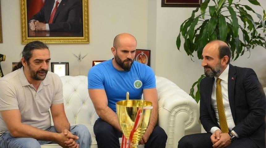 Başkan Edebali&rsquo;ye Engelli Şampiyon Basket&ccedil;ilerden Ziyaret