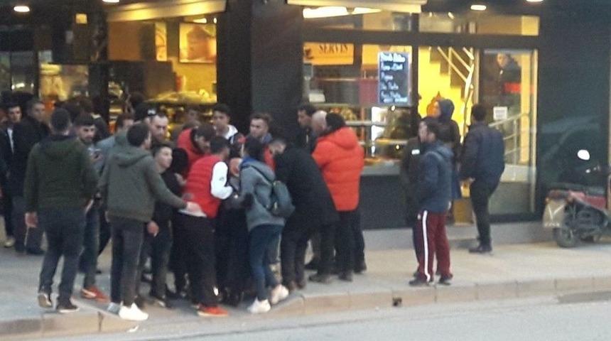 İki Grup Arasında &Ccedil;ıkan Laf Atma Kavgası Karakolda Bitti