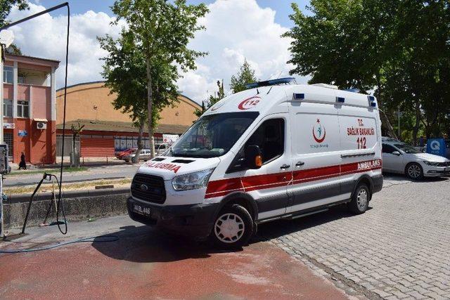 Ambulansla Otomobil Çarpıştı: 1 Yaralı