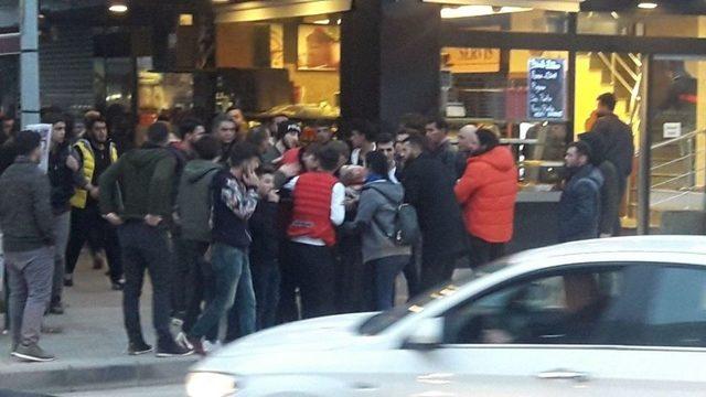 İki Grup Arasında Çıkan Laf Atma Kavgası Karakolda Bitti