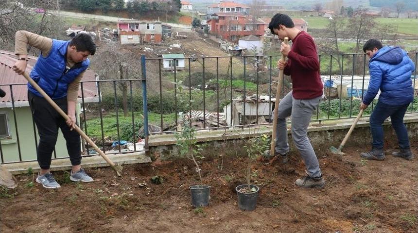 Ey&uuml;psultan&rsquo;ın &Ccedil;ocukları &Ccedil;i&ccedil;ek Ve Fidan Dikti