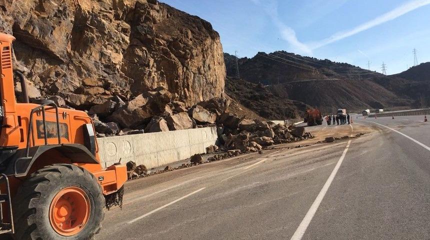 Sivas&rsquo;ta Dev Kaya Par&ccedil;aları Yola D&uuml;şt&uuml;