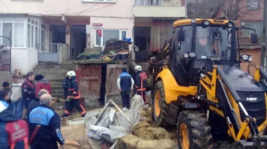 Sarıyer&rsquo;de &Ccedil;&ouml;ken Balkonun Altında Kalan İneği İtfaiye Kurtardı