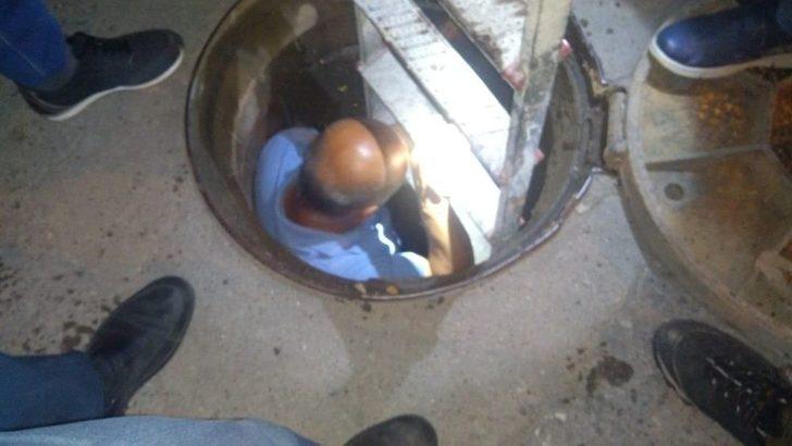 Rögara Sıkışan Köpeği Yoldan Geçen Vatandaş Kurtardı G4