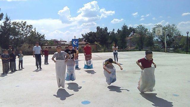 Uşak Üniversitesi Öğrencileri Köyde Bahar Şenliği Düzenledi