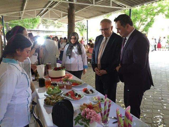 Başkan Yardımcısı Karaoğlu, İki Okuldaki Fuar Ve Sergiyi Gezdi