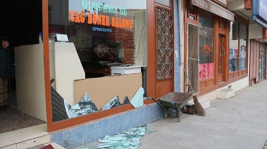 İşyerlerinin Vitrin Camlarını Kıran Alkoll&uuml; Şahıs Polisin Takibi Sonucu Yakalandı