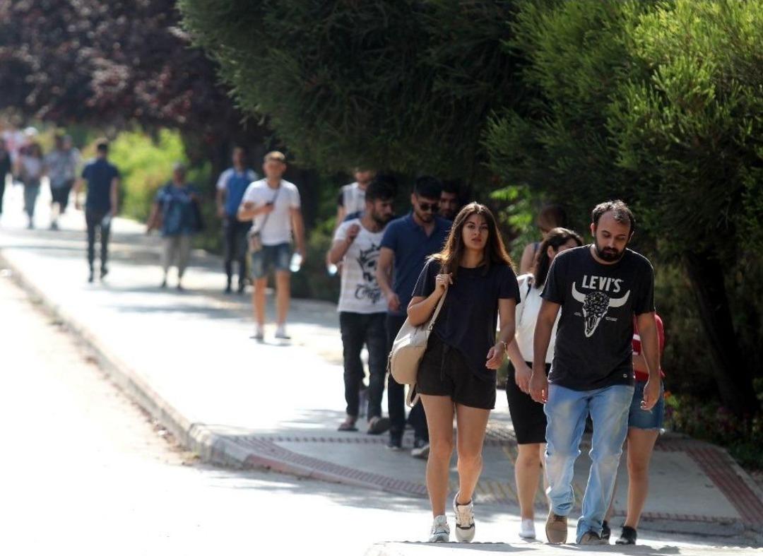 Yks&rsquo;de 15 Dakikaya Takılan &Ouml;ğrenci: &rdquo;şaka Mı Bu?&rdquo;